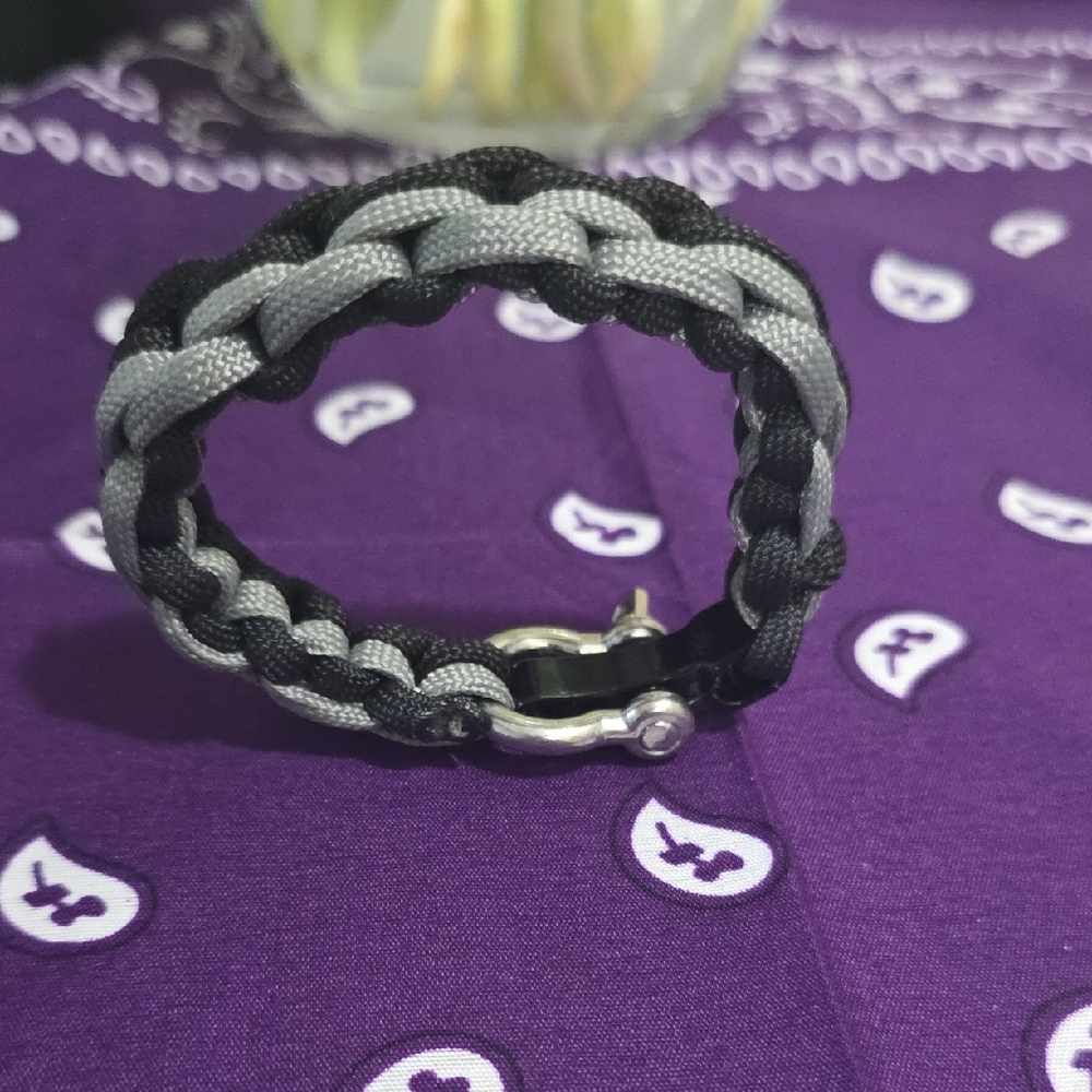 Braided Paracord Bracelet in Black and Gray
